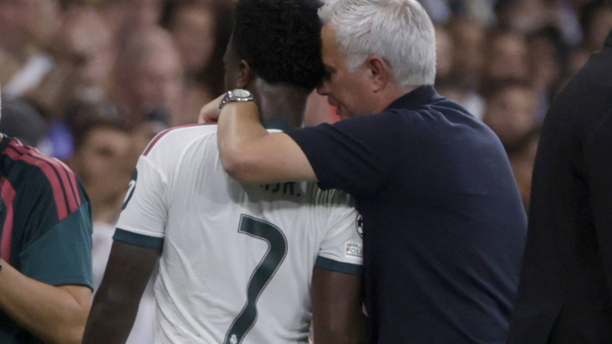Tifosi del Real Madrid reagiscono al gioco di Vinicius e Mbappé durante la Champions League