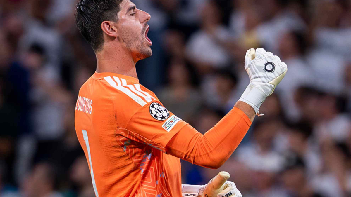 Thibaut Courtois detiene un remate del Inter en su partido número 100 de Champions League con el Real Madrid
