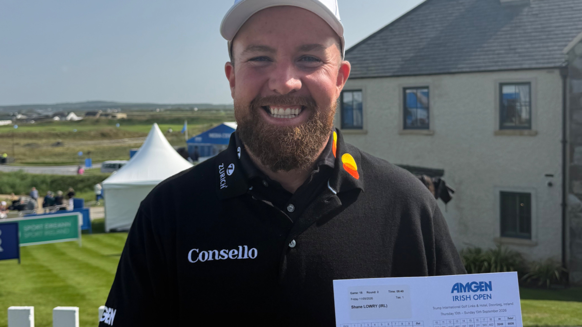 Shane Lowry e Jon Rahm in campo durante il torneo di golf, con Lowry in vantaggio