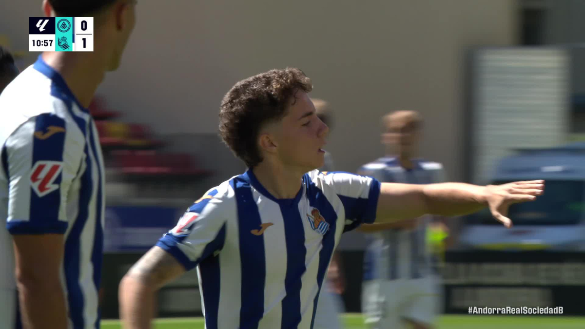 Giocatori della Real Sociedad B festeggiano il loro vantaggio sul campo di Andorra