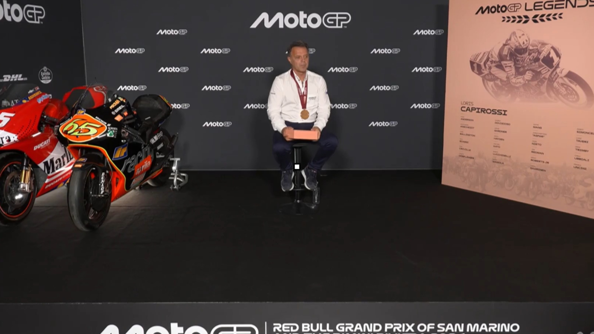 Loris Capirossi riceve la medaglia di campione durante il GP San Marino, con la sua famiglia presente