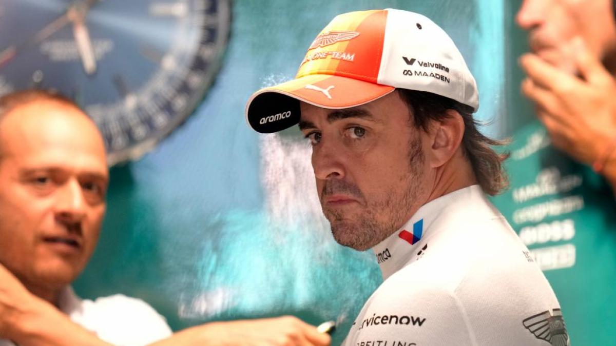Fernando Alonso ringrazia il pubblico dopo la gara a Madrid, abbraccia ogni tifoso
