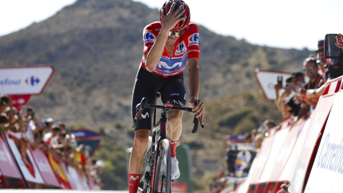 Enric Mas, ciclista, celebra la Vuelta a España con emozione e soddisfazione, mentre si prepara al podio