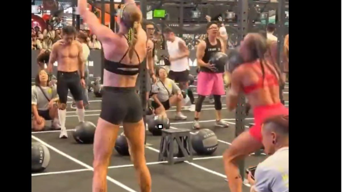 Atleta coperta di feci durante una competizione, pista di corsa, partecipanti, situazione imbarazzante