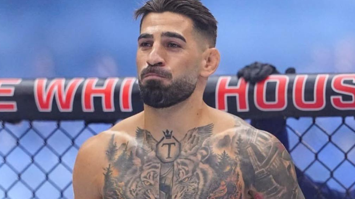 Ilia Topuria e il suo team in palestra, con un allenatore che spiega la preparazione per il ritorno
