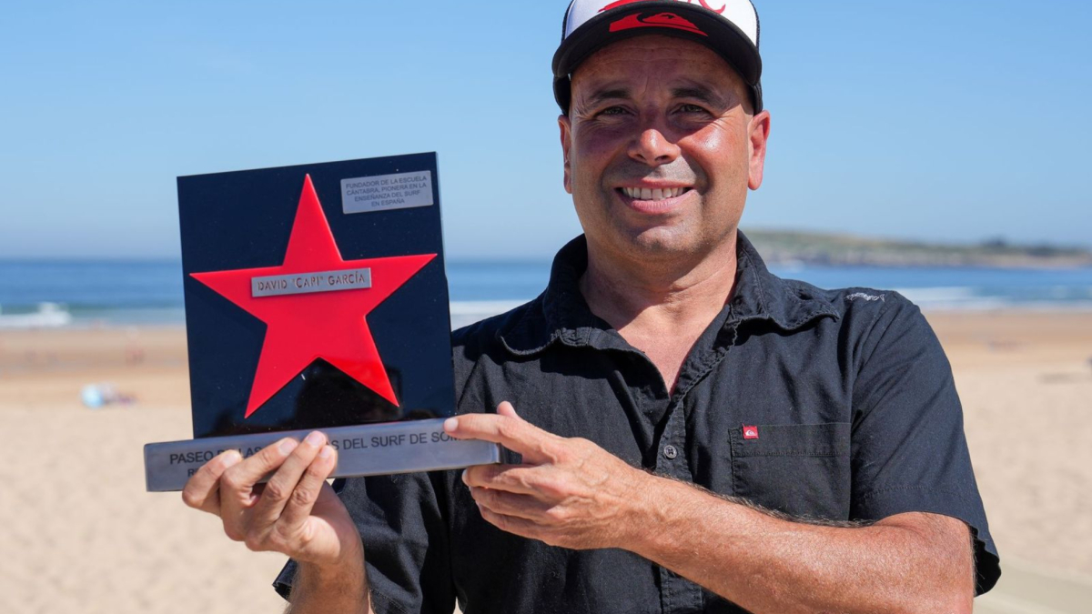 David 'Capi' García riceve una stella nel Paseo de las Estrellas di Somo, riconoscimento per la sua carriera nel surf