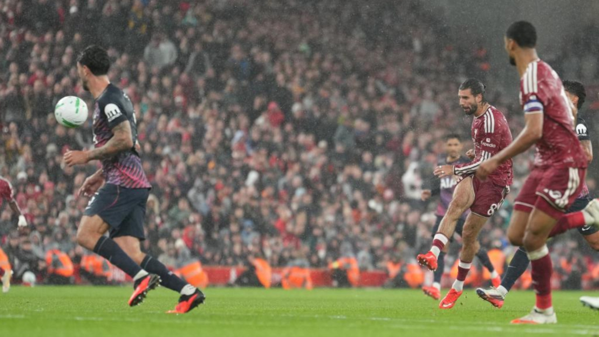 El Liverpool de Iraola da la estocada al Tottenham con un golazo de Szoboszlai