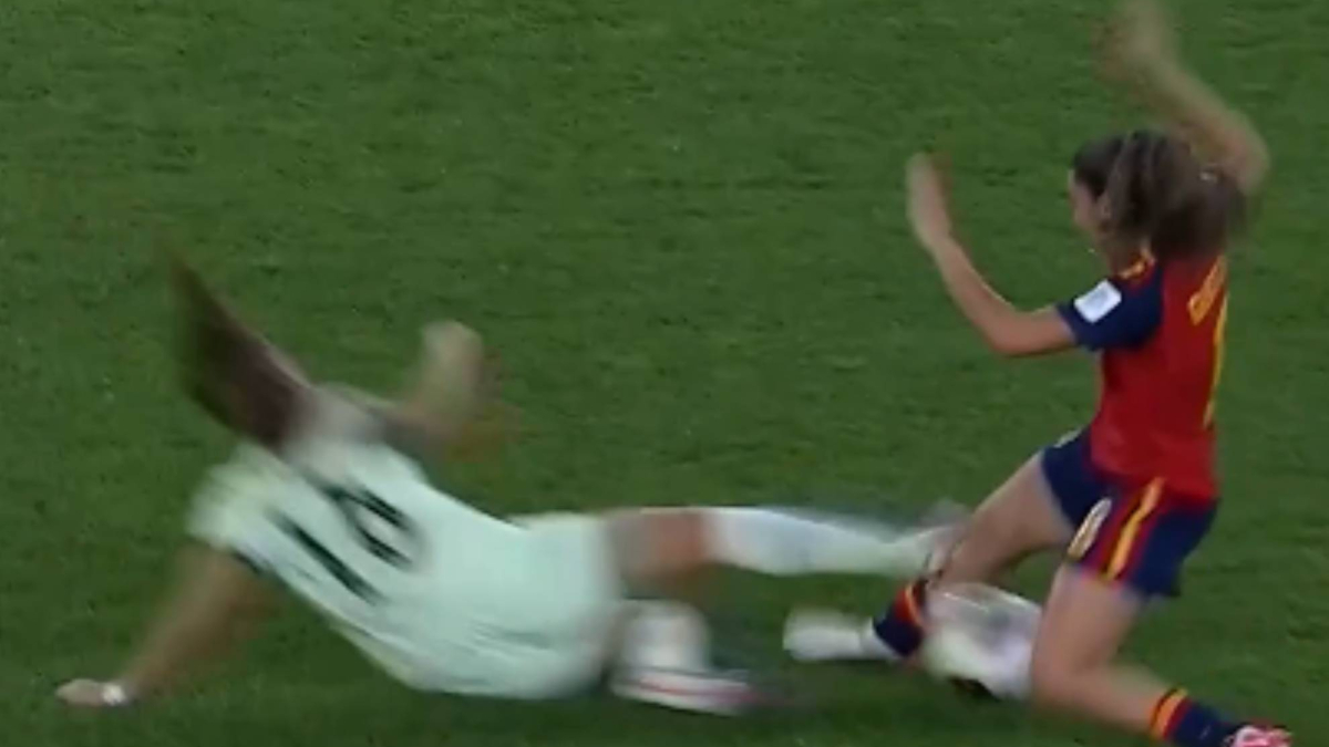 Dura entrada a la altura de la rodilla a una jugadora de España: roja directa y lágrimas de desconsuelo