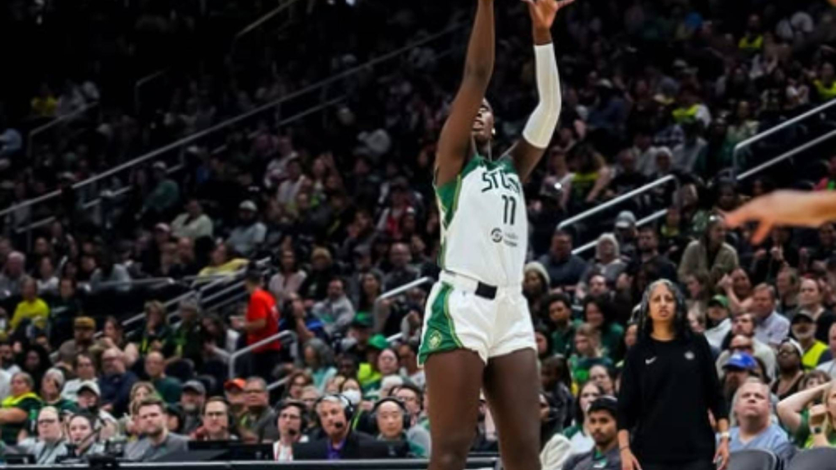 Awa Fam, pívot española de 1,93 m., hace historia en la WNBA... ¡como triplista!