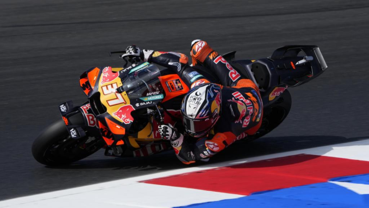 Acosta avisa para alegrar el día a KTM en casa