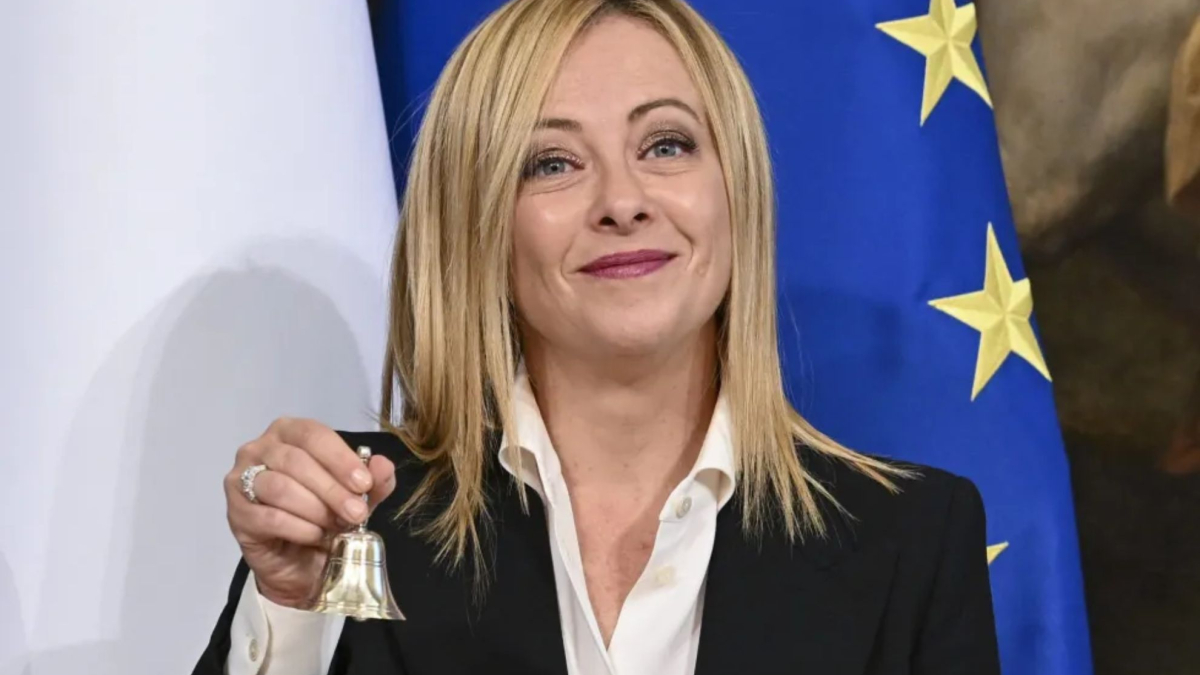  Meloni propone que se limiten los alumnos en las aulas y la prohibición del hiyab y el burka 