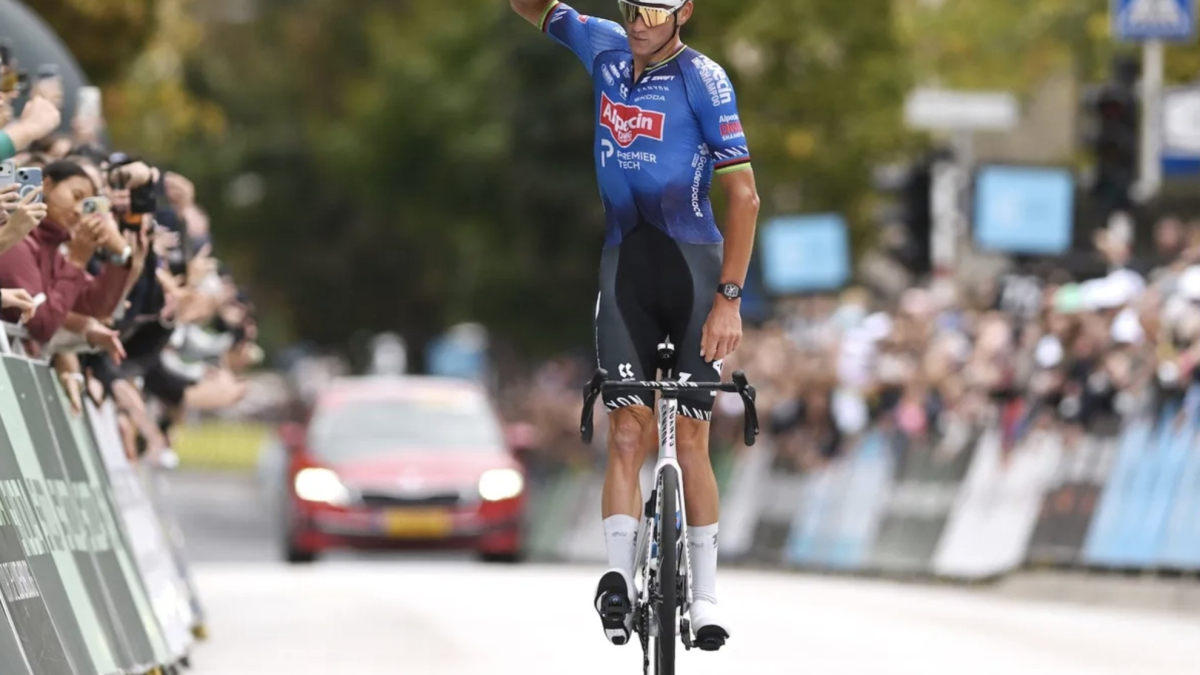  Van der Poel mete miedo antes del Mundial: firma una locura de 175 kilómetros en solitario 
