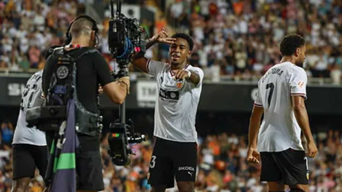 Gol de Aaron Mayol (1-1) en el Valencia 2-3 Real Sociedad