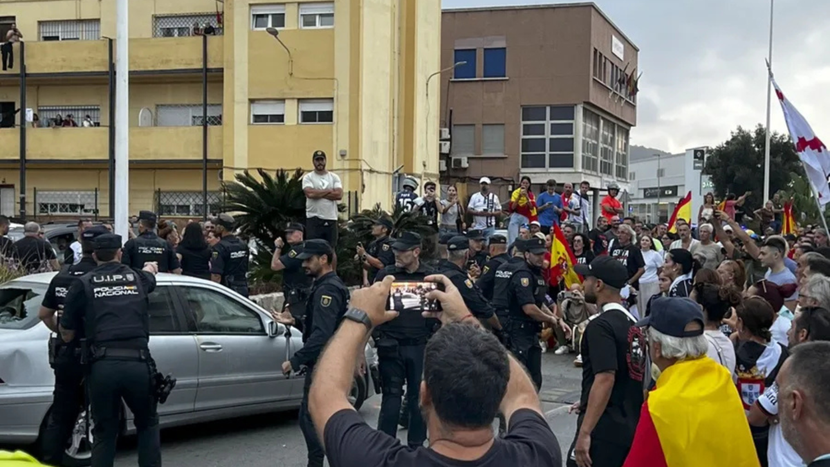  Un grupo de vecinos destroza el coche de una diputada de Ceuta Ya!: "Sentí que no salía de ahí" 
