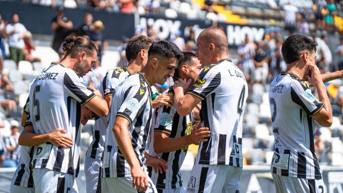  El Badajoz demanda a la FIFA por una suspensión que, según el club, le costó el ascenso directo 