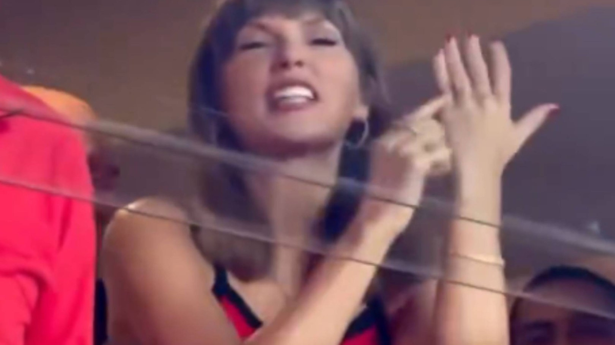  Taylor Swift enloquece y se señala el anillo con un touchdown: "¡Ese es mi marido!" 