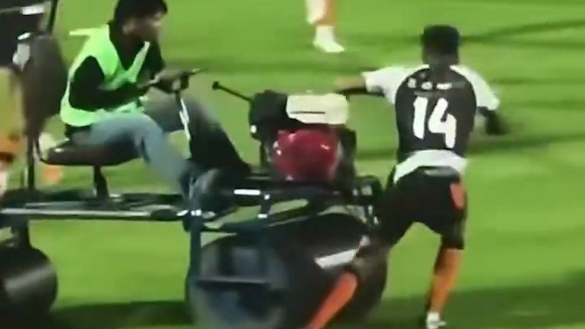  ¿Estamos locos? ¡Un cortacésped atropella a un futbolista durante el calentamiento! 