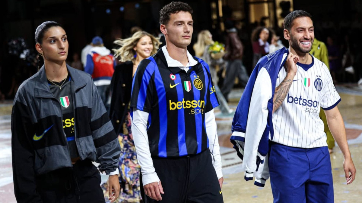Çalhanoğlu y Pavard sorprenden desfilando en la pasarela de la Semana de la Moda de Milán
