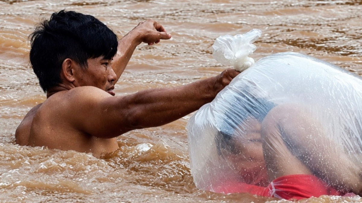 La solución de un padre de Vietnam para cruzar el río y llevar a su hijo al colegio sin mojarse: lo mete en una bolsa de plástico y lo arrastra al otro lado