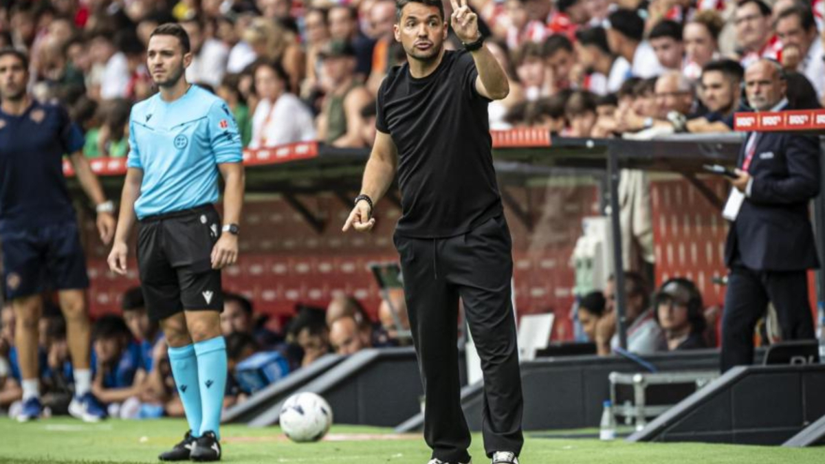 Larcamón elogia al derbi asturiano: “Es de los más pasionales de España”