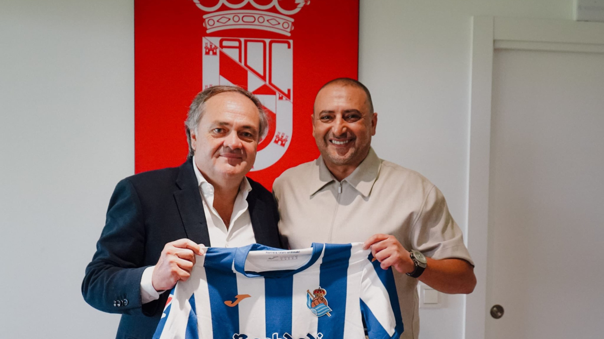 Aperribay viaja con el Sanse a Ceuta y regala una camiseta de Oyarzabal al club local
