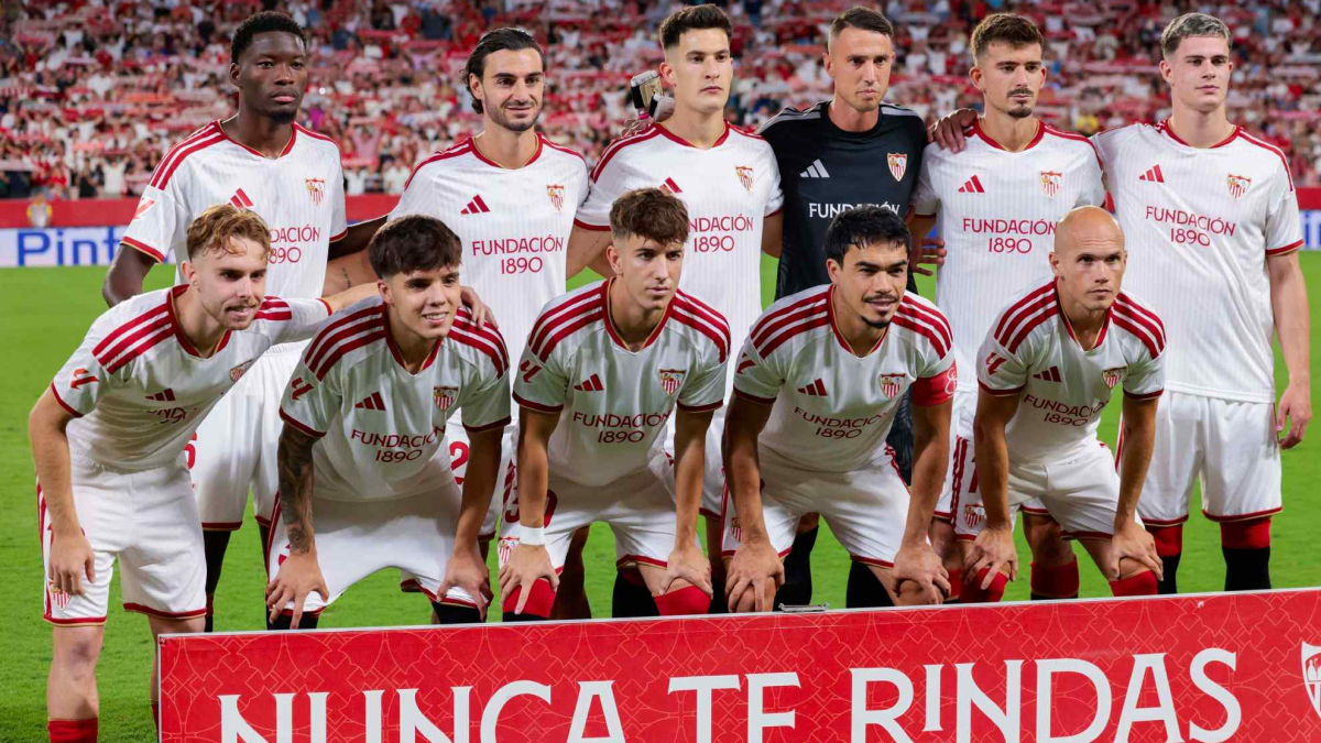 Sevilla players celebrate a goal at the Ramón Sánchez-Pizjuán during the start of the LaLiga season