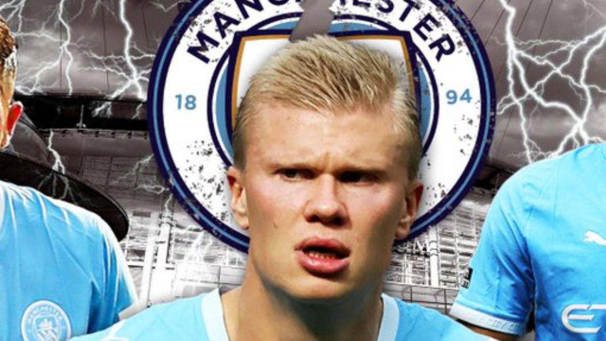 Erling Haaland celebrando un gol con la camiseta del Manchester City en el Etihad Stadium, mientras la grada lo aclama de fondo.