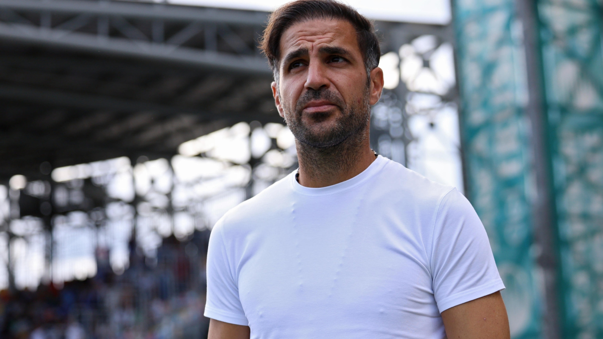 La cláusula de salida especial de Cesc con tres clubes