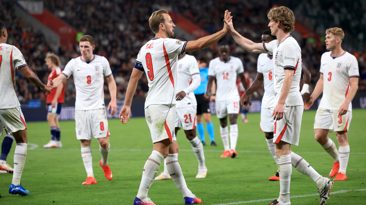 Gordon y Kane iluminan a los 'Three Lions' en Praga