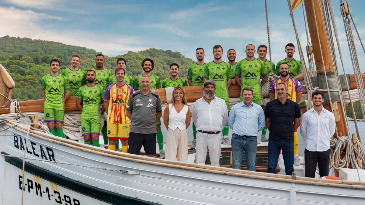 Histórica foto oficial de Illes Balears Palma Futsal a bordo de la 'Balear'