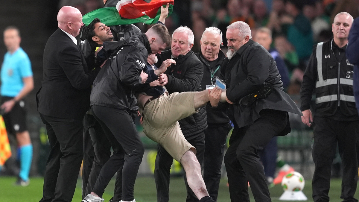 Lanzan pelotas de tenis al campo para pedir a Irlanda que boicotee su partido contra Israel