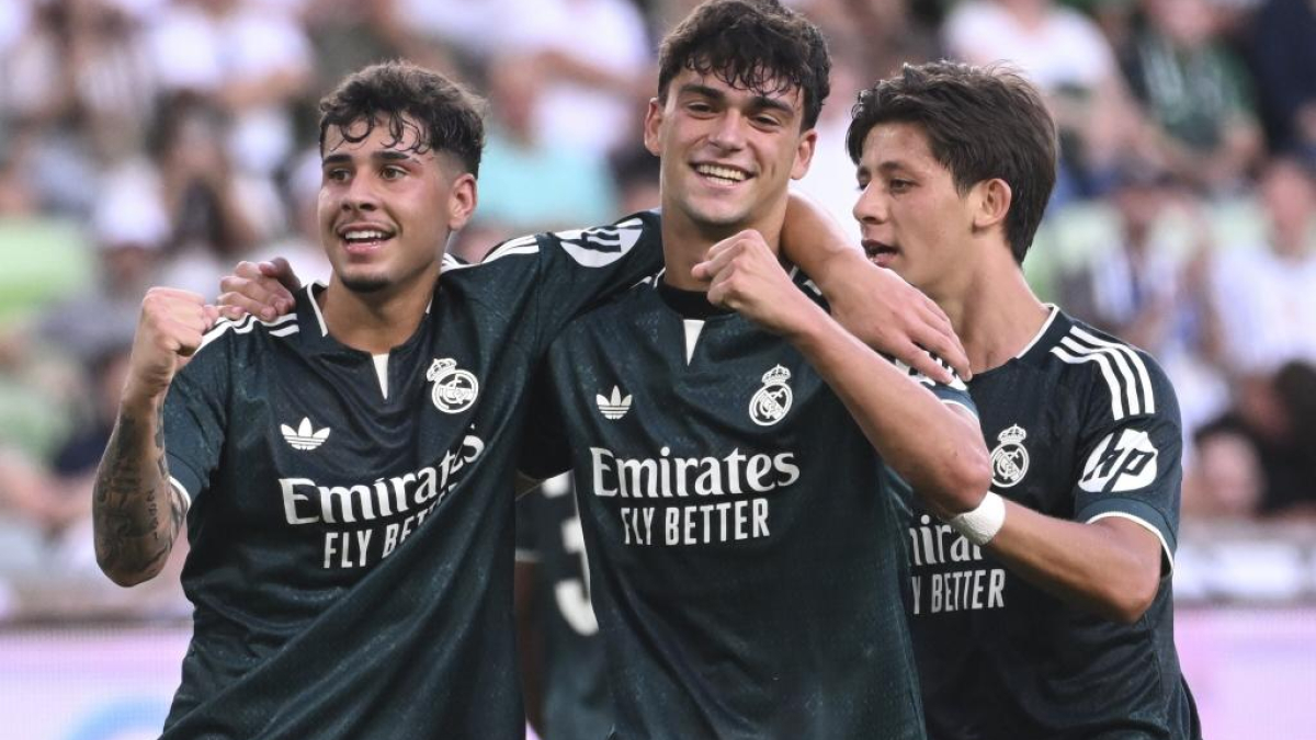 Real Madrid training session at Valdebebas with Mourinho giving instructions to the defenders while preparing for the match against Villarreal.