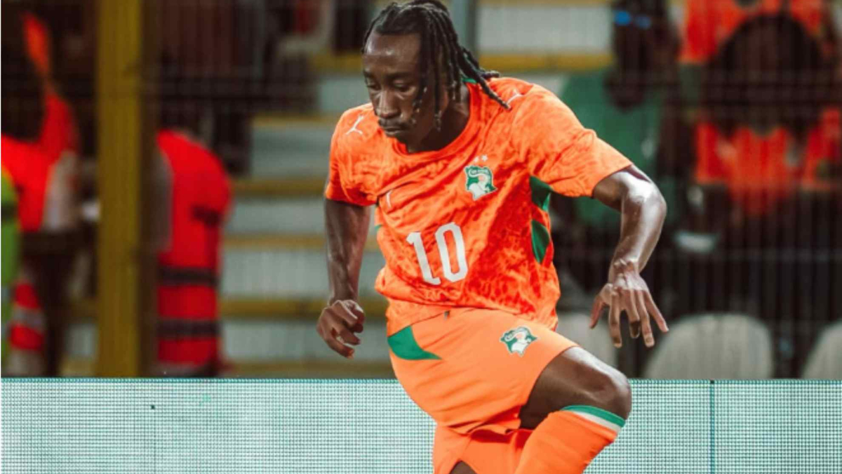 Yan Diomande disputa un balón con la camiseta de Costa de Marfil durante un partido internacional