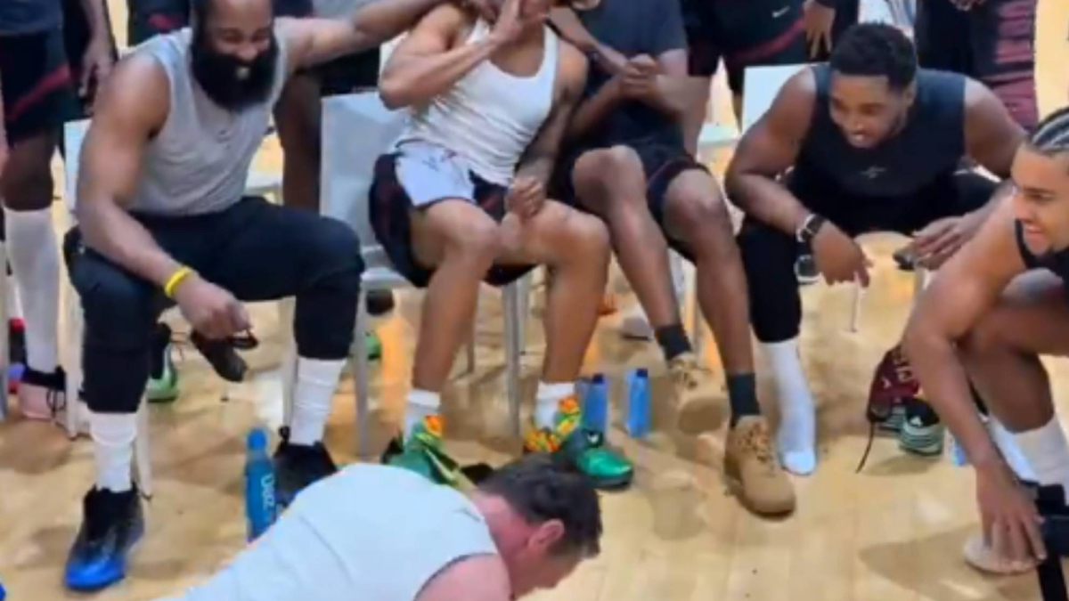 El primer entrenador español de la historia de la NBA reta a flexiones a un jugador de los Cavs 39 años menor