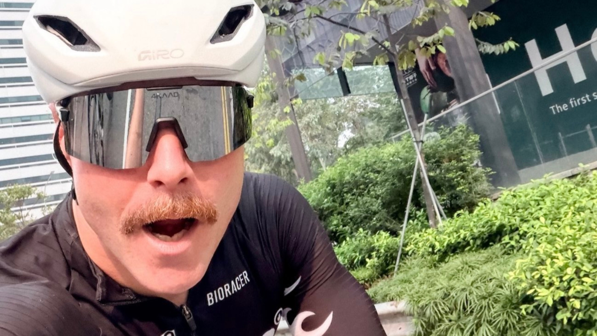 Valtteri Bottas llega a Singapur desde Malasia... ¡en bici!