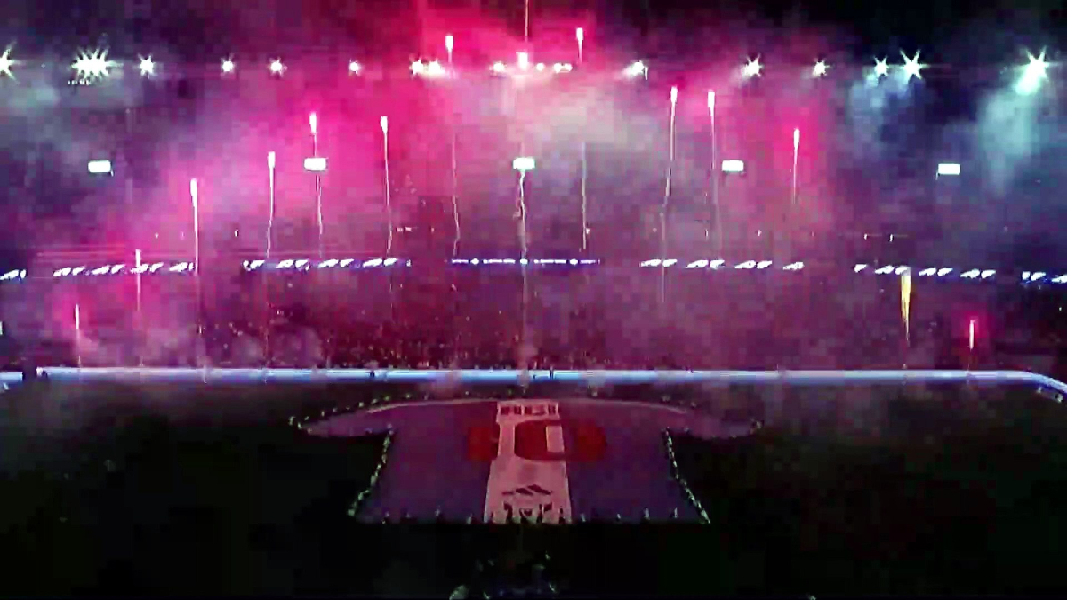 El increíble show de luz y color con un 10 gigante en medio del césped