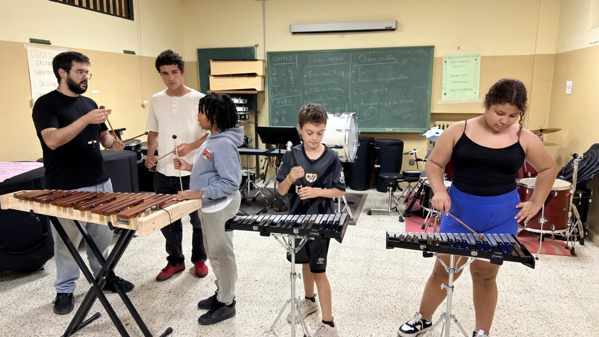 Sergio Camello enchufa Vallecas al rock: una escuela para cambiar vidas