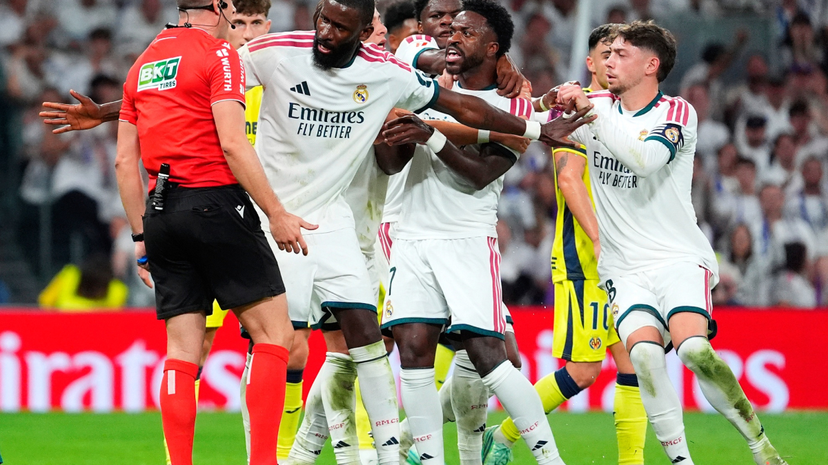 La reacción de Vinicius tras la roja: se lo llevan entre tres, pantalla de Rüdiger al árbitro y gesto de Endrick
