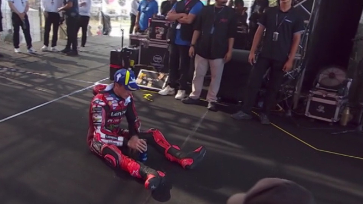 La imagen del Sprint: Márquez no podía ni ponerse de pie