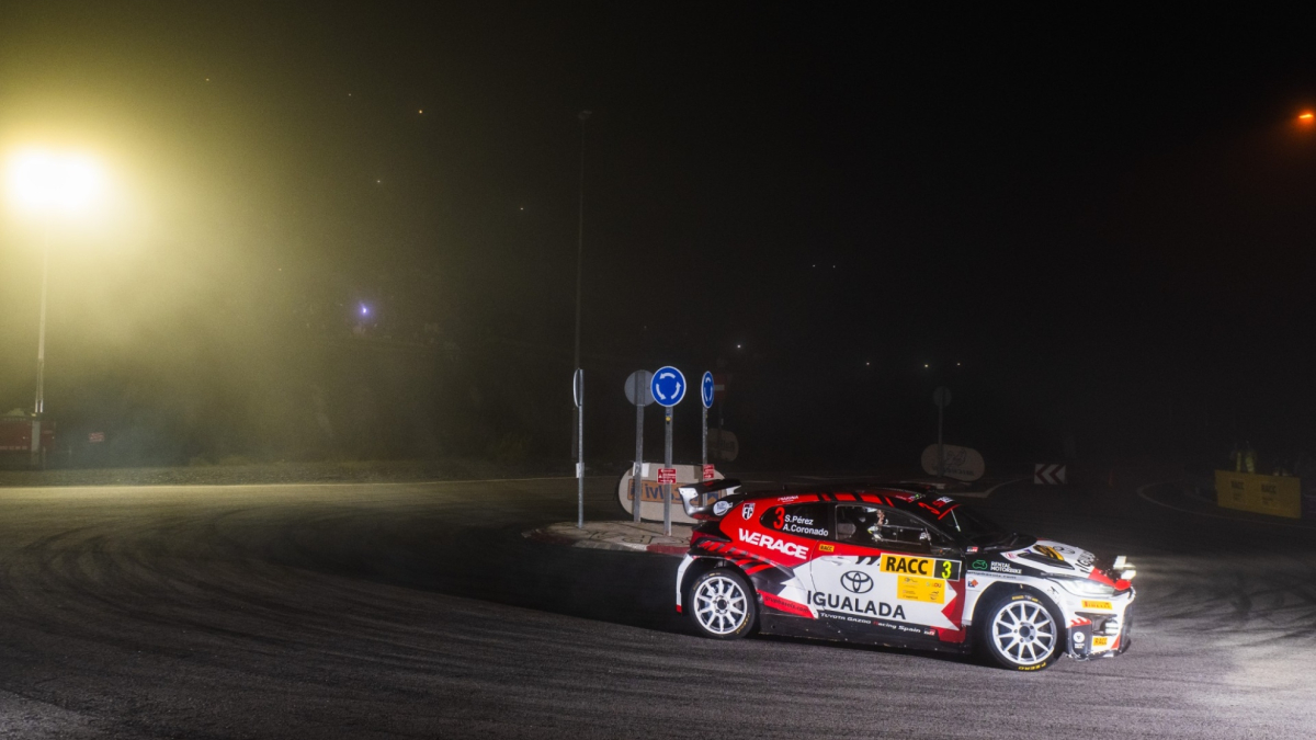 Sergi Pérez se crece en su casa y domina la primera etapa del RallyRACC