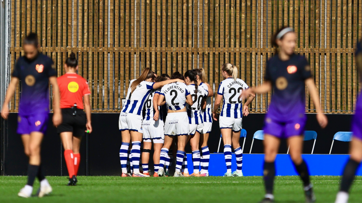 Real Sociedad beats Barcelona 2-1 at Zubieta