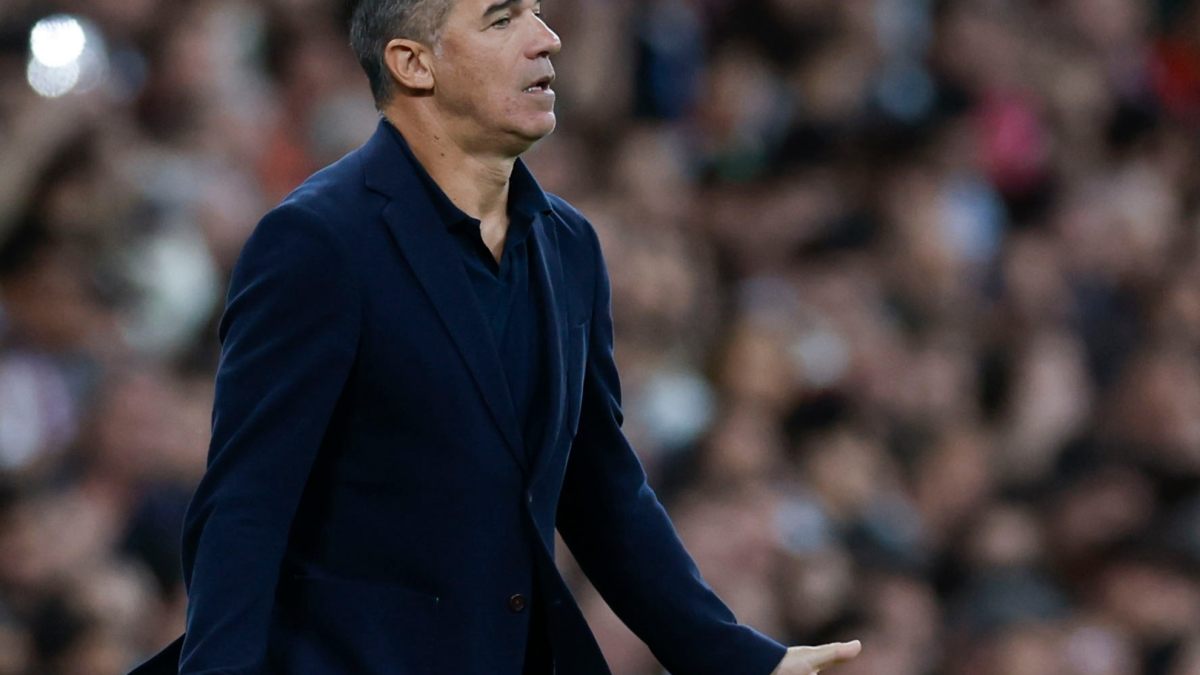 Luis García Plaza gesticula en la banda del Santiago Bernabéu durante el partido entre Real Madrid y Sevilla.