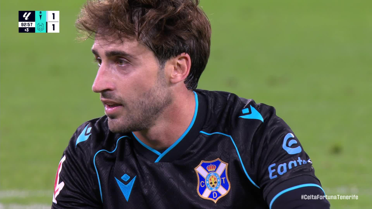 El Tenerife aprovecha un error para igualar y desaprovecha un penalti en el añadido para ganar
