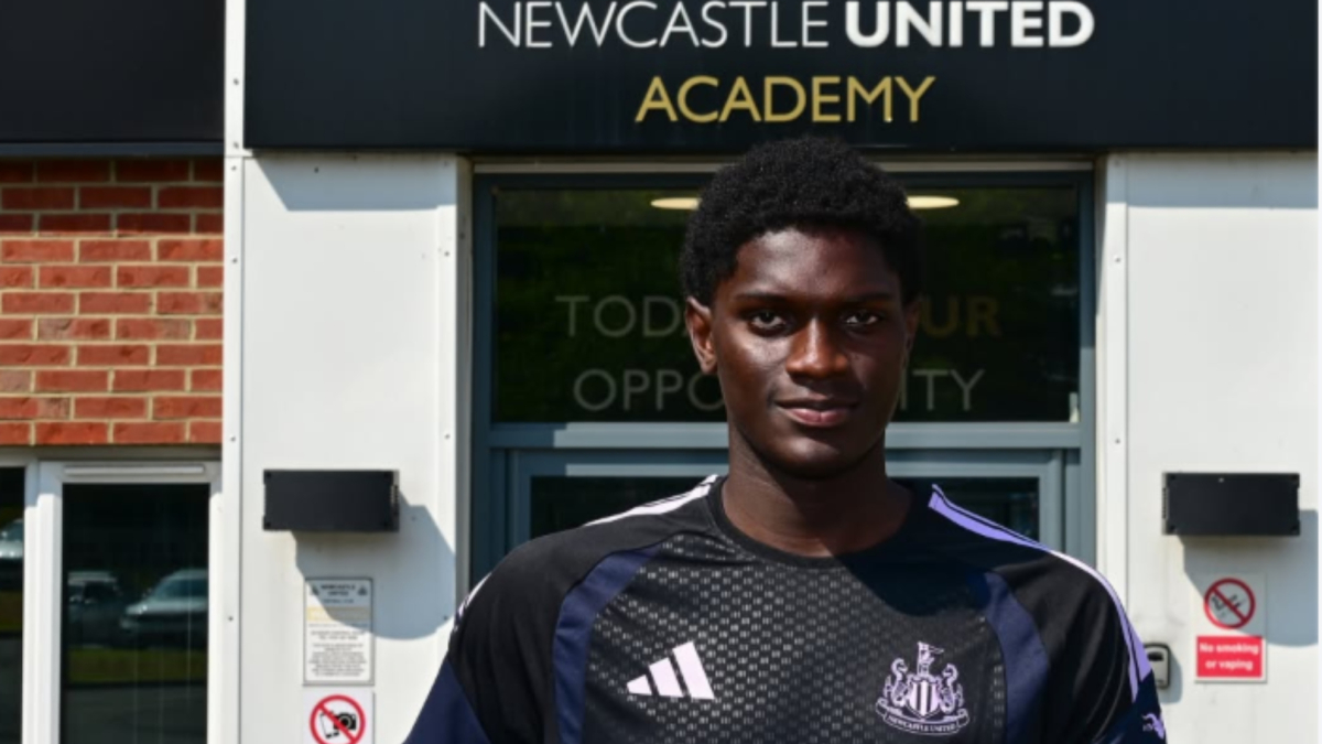 Afner Cá, de jugar en la 'calle' a la Premier: el delantero de 1,92 que viene, es del Newcastle y jugó en España
