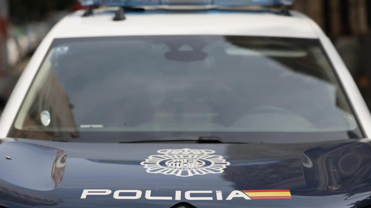 Agreden a varios policías porque el coche patrulla les impedía hacer una foto: "¡Perros de mier**, os voy a dar una hos***!"