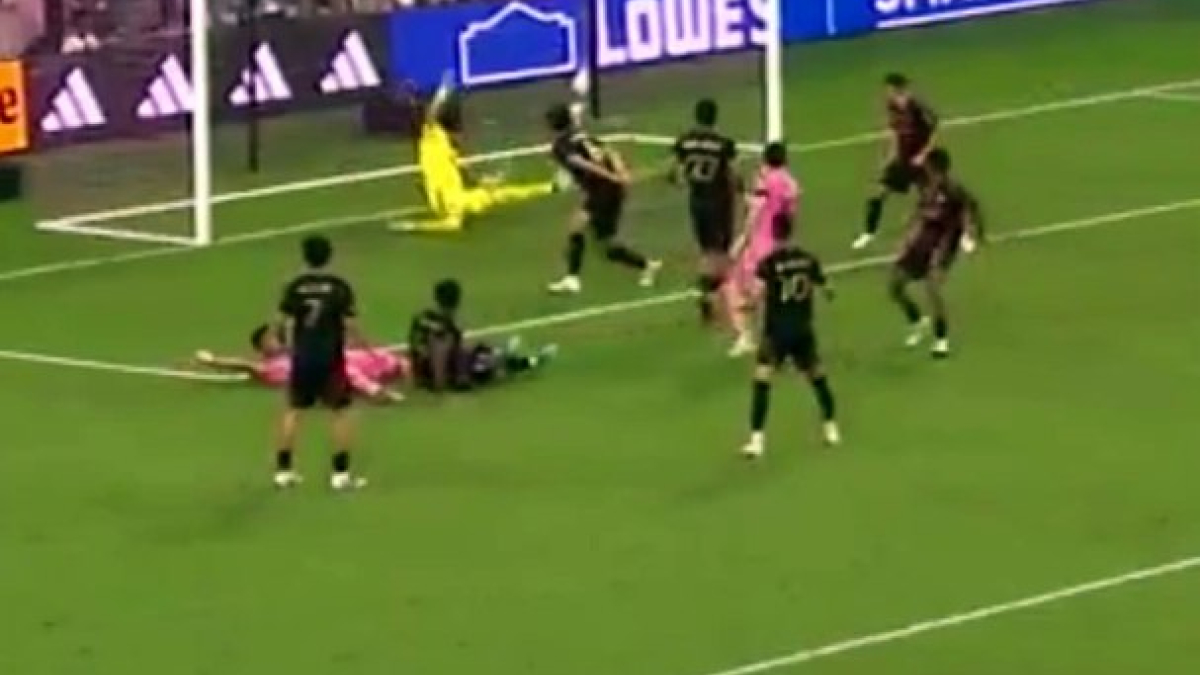  Leo se cobró la revancha de Junior Alonso con regates, gol y celebración en su cara. 