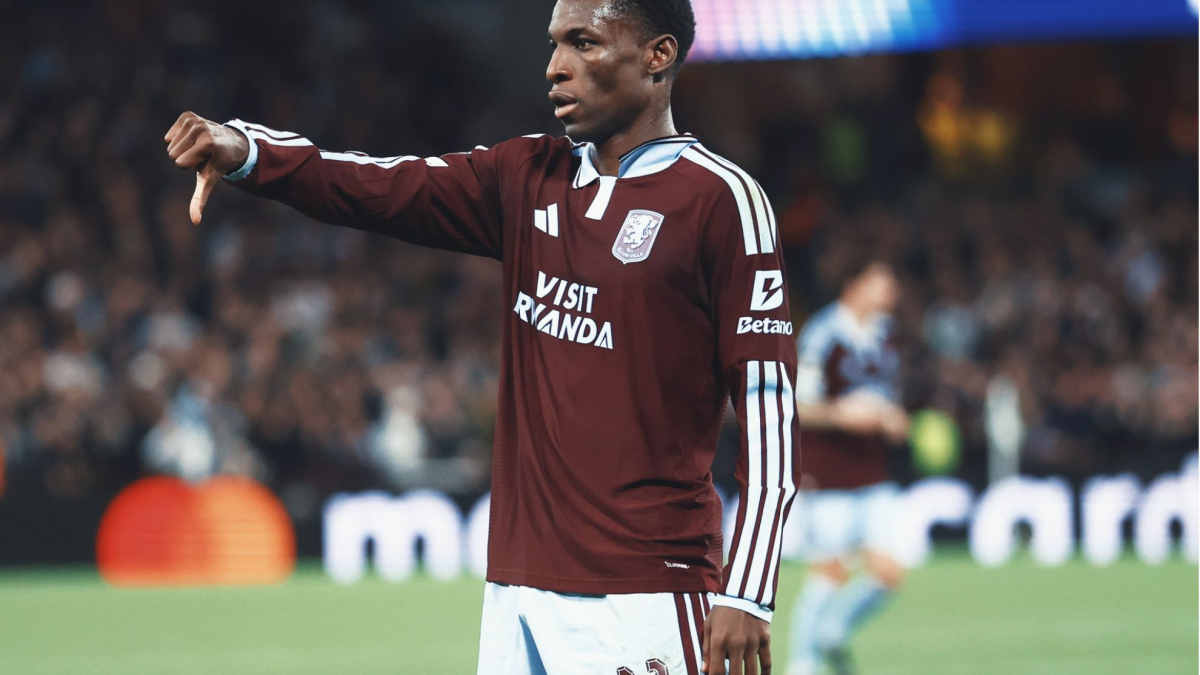 Nico Jackson celebra un gol con la camiseta del Aston Villa durante un partido de la Premier League.