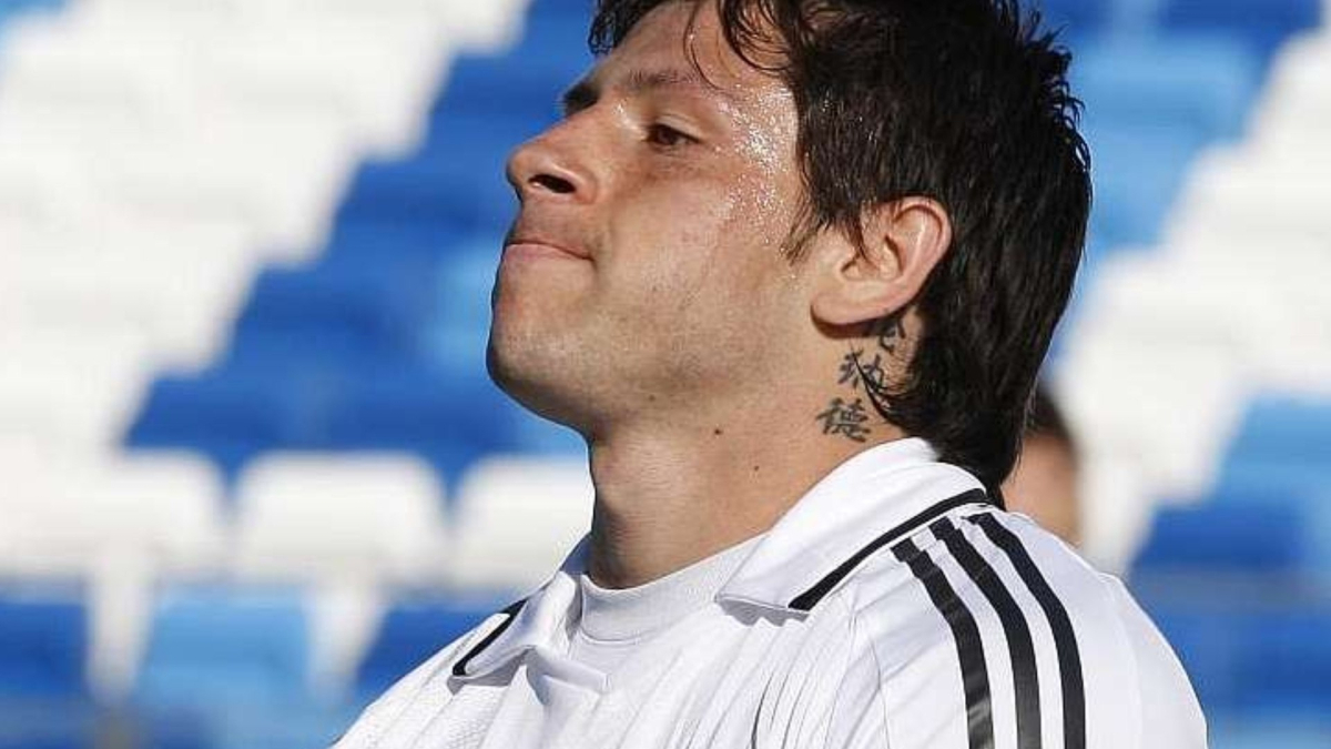  El 'Toro Acuña', que jugó en 18 equipos, recuerda su llegada al Madrid: “Raúl me dijo: ‘Chaval, ¿qué haces aquí afuera?” 