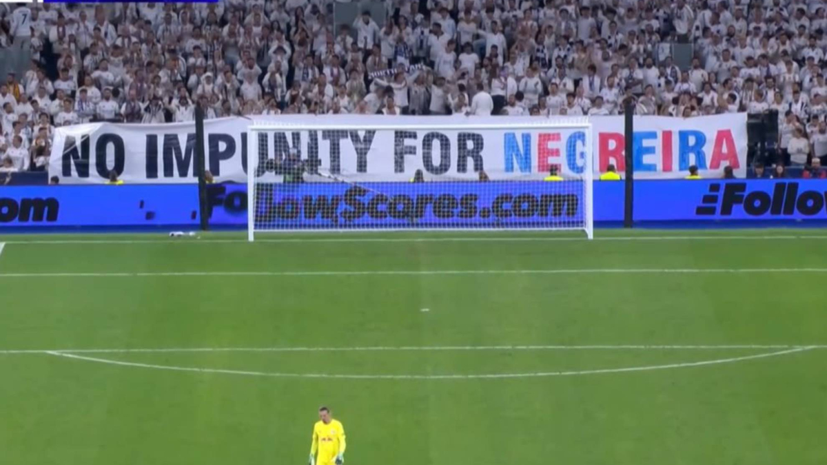 Los cinco cánticos del Bernabéu y una pancarta en inglés