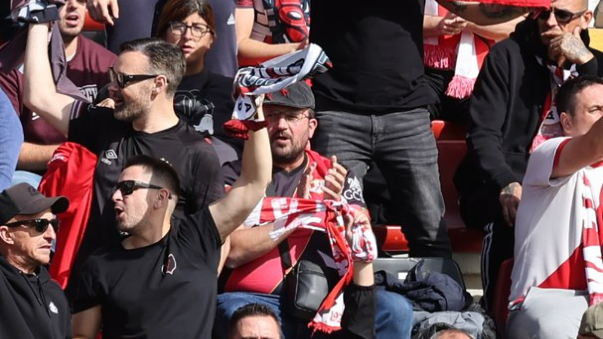  Vallecas alza la voz: “Rayo Vallecano de Madrid. En el fútbol, apoyo al juego limpio. 